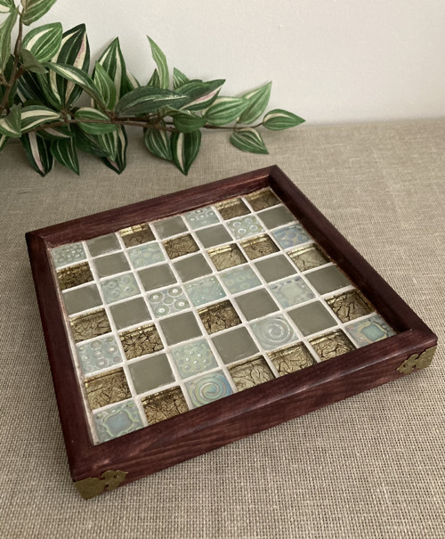 Podnos 20 x 20 x 2,5 cm.