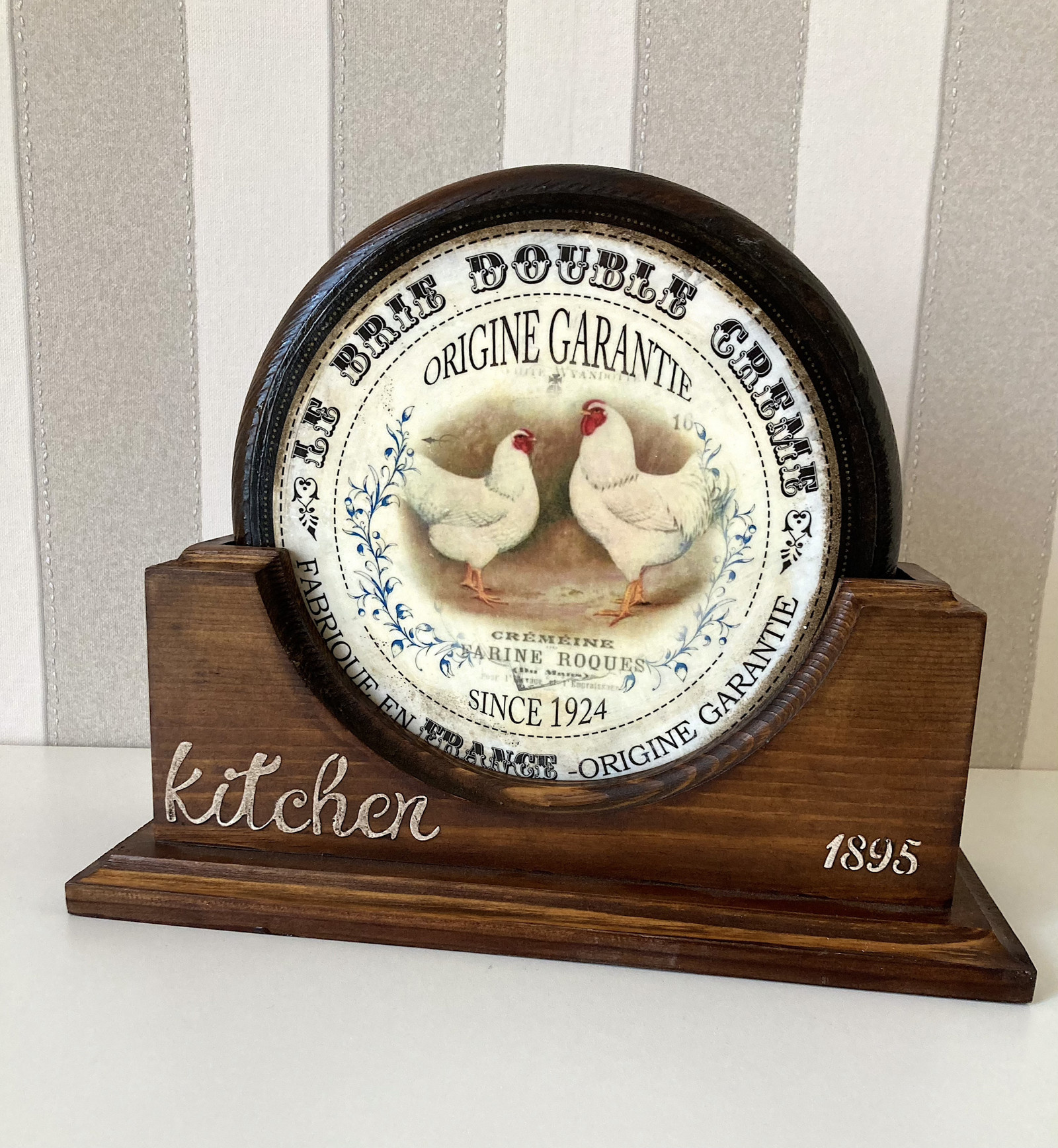 Dřevěná prkénka se stojanem