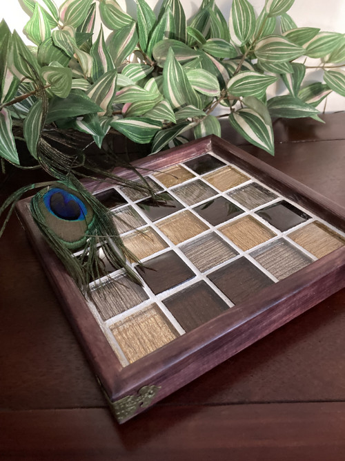 Podnos 20 x 20 x 2,5 cm.