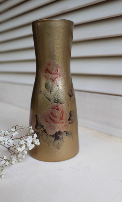 Váza skleněná zlatá s růží