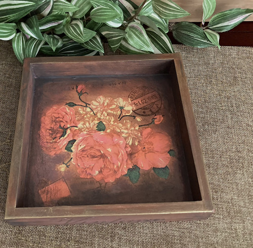 Podnos 20 x 20 x 2,5 cm.