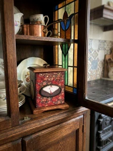 Nostalgická dóza s reliéfem „Ptačí elegance“