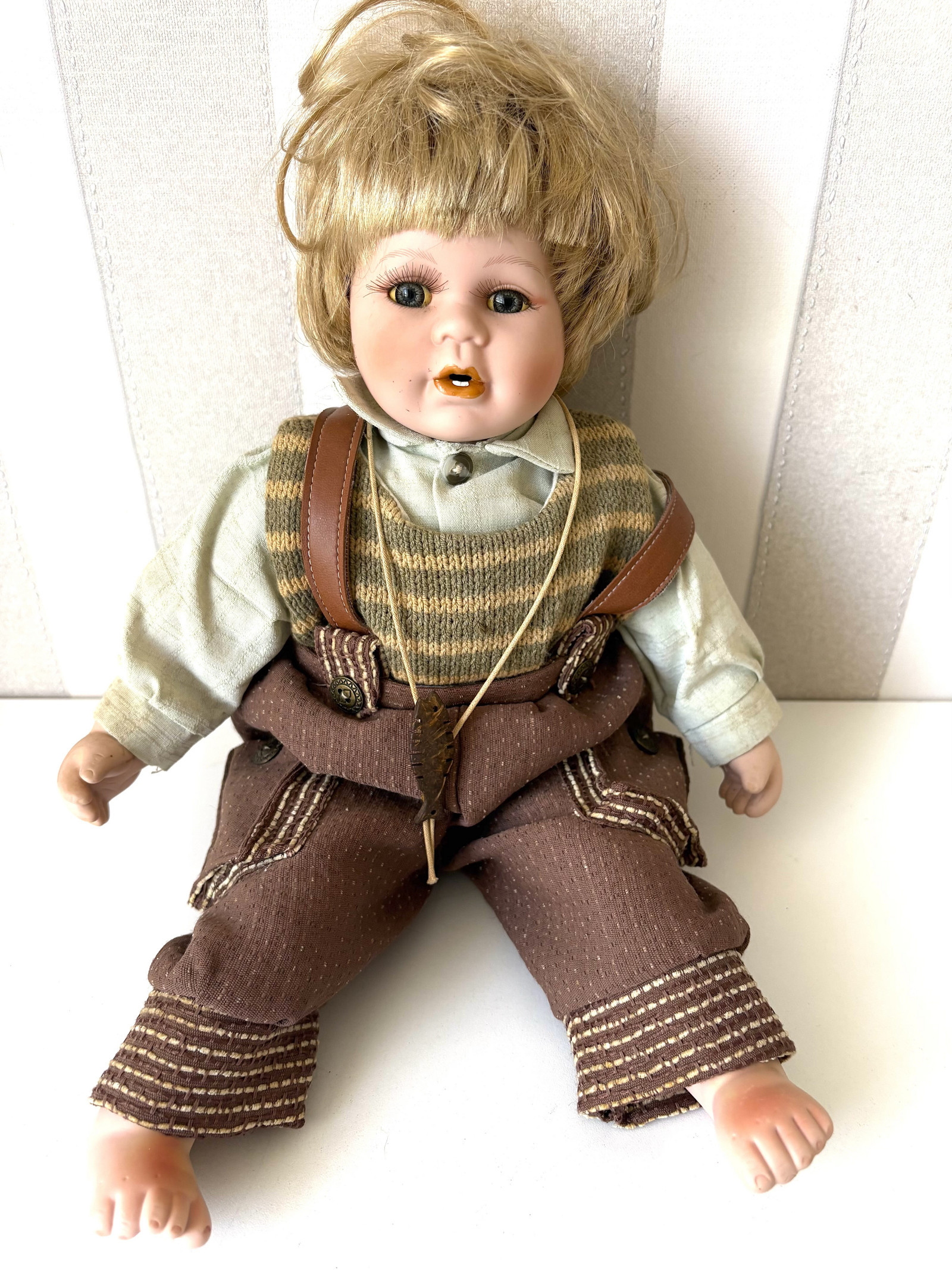 Porcelánová postavička chlapeček Aleš