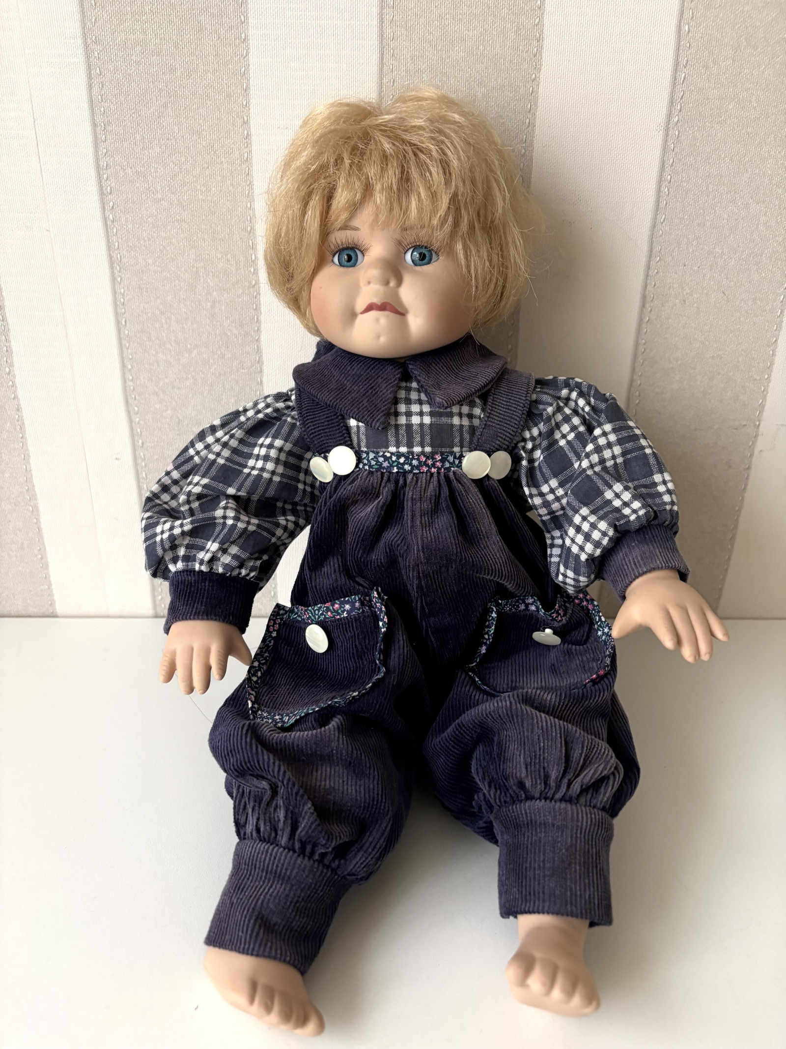 Porcelánová postavička chlapeček Dominik