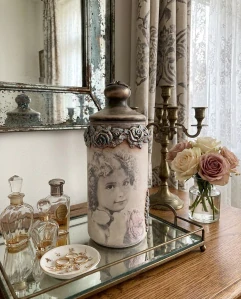 Elegantní a bohatě zdobená skleněná dóza- Andělská romance