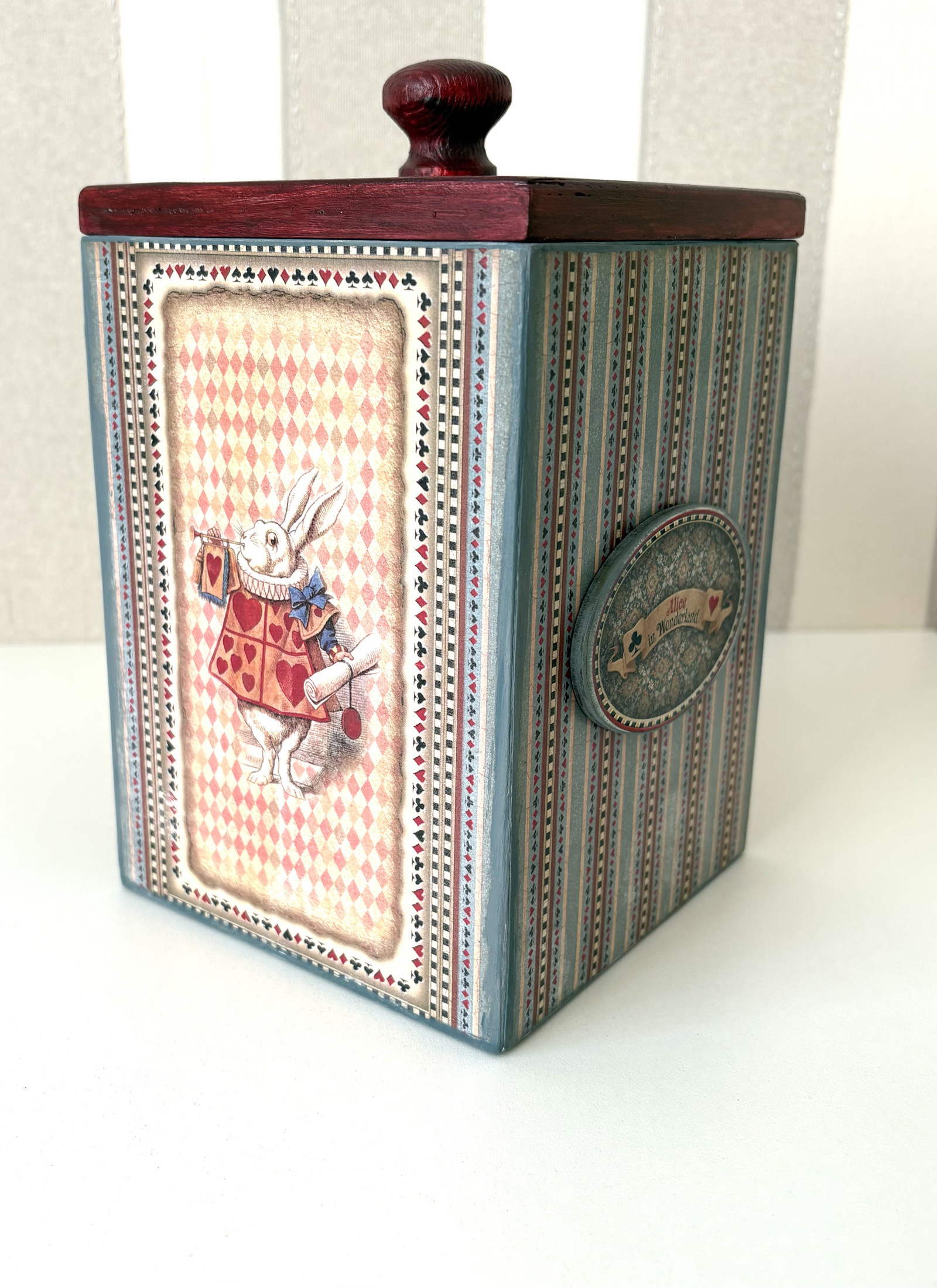 Dřevěná dóza Alenka v říši divů