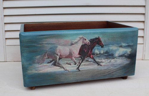 Box dřevěný koně