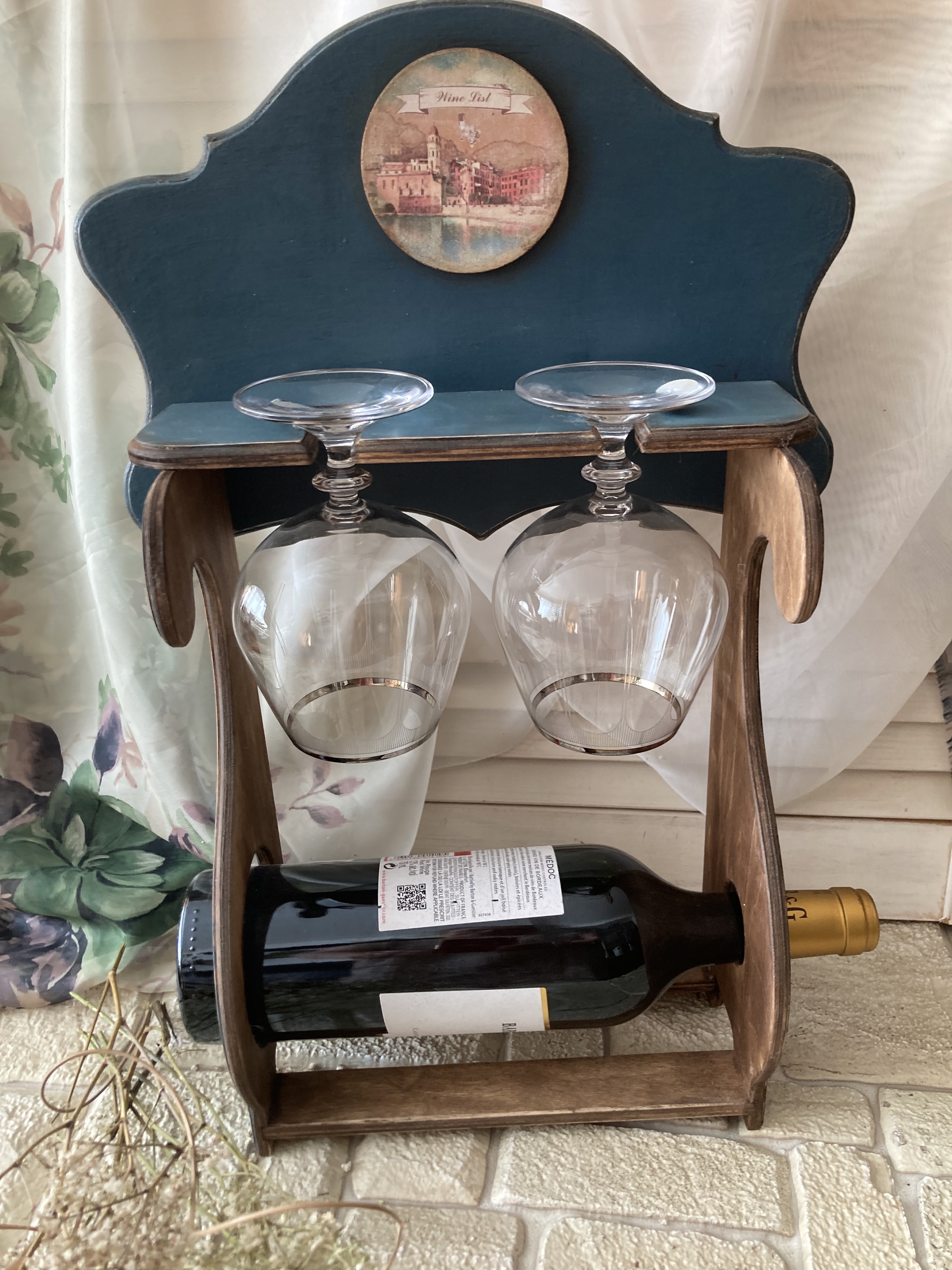 Stojan na láhev vína a dvě sklenice