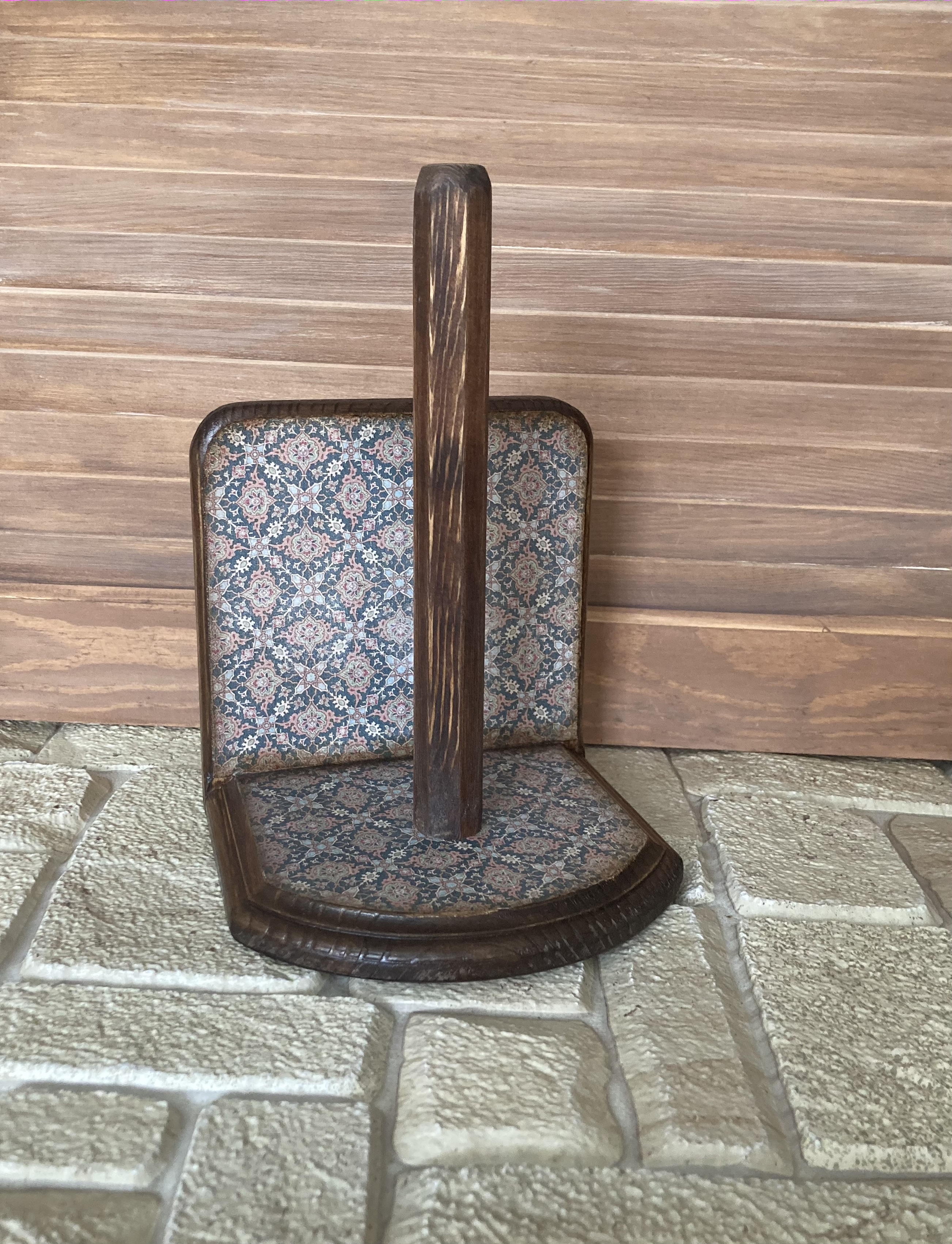 Stojan na papírové ručníky