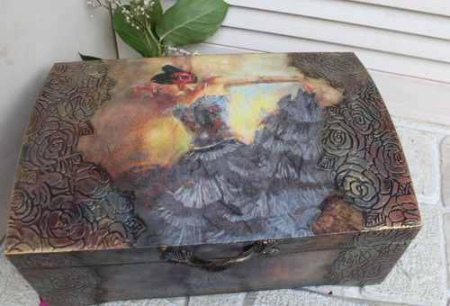 Truhla dřevěná - tanečnice