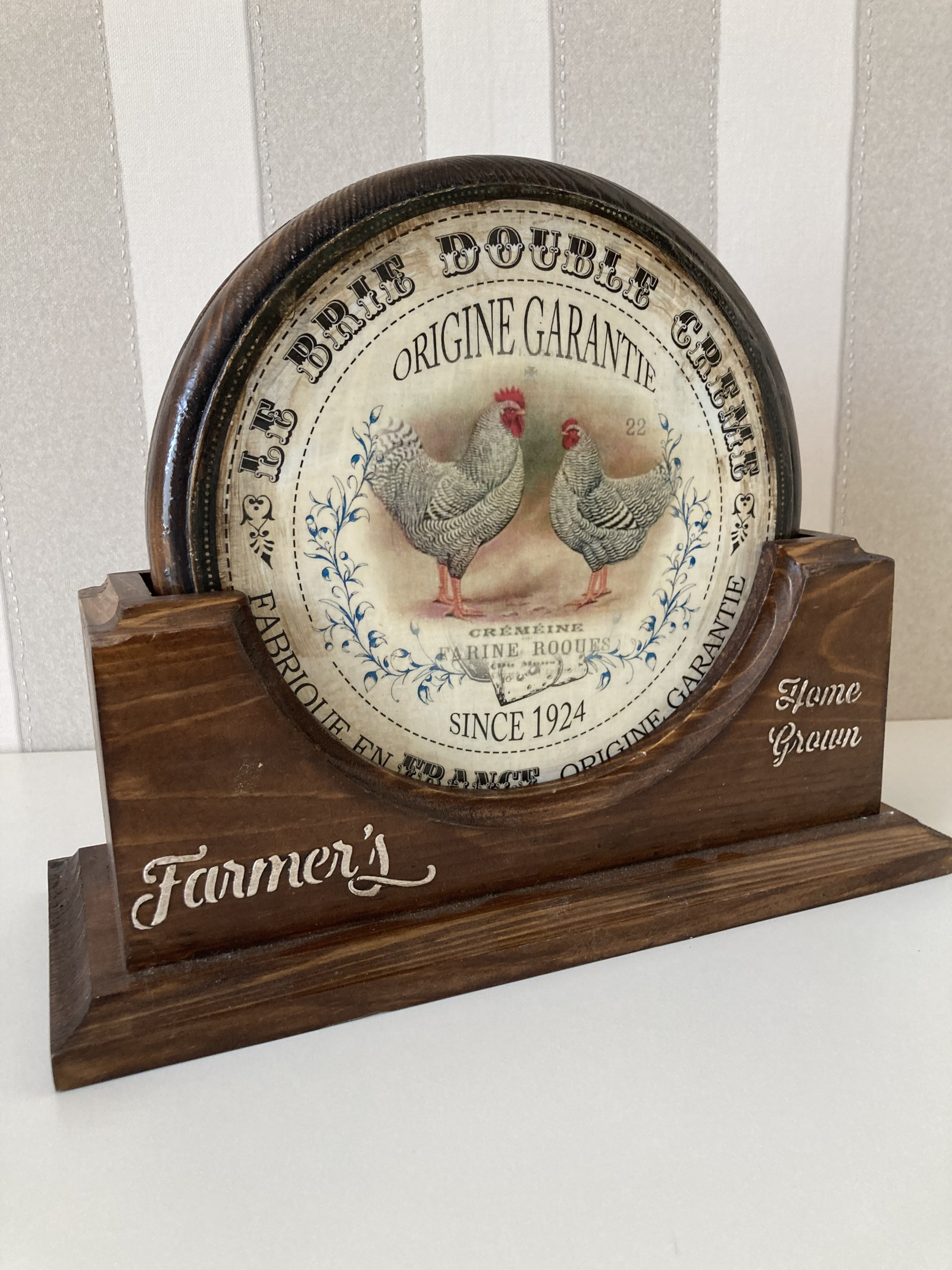 Dřevěná prkénka se stojanem