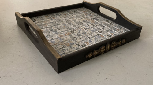 Podnos 24 x 25 x 5 cm.