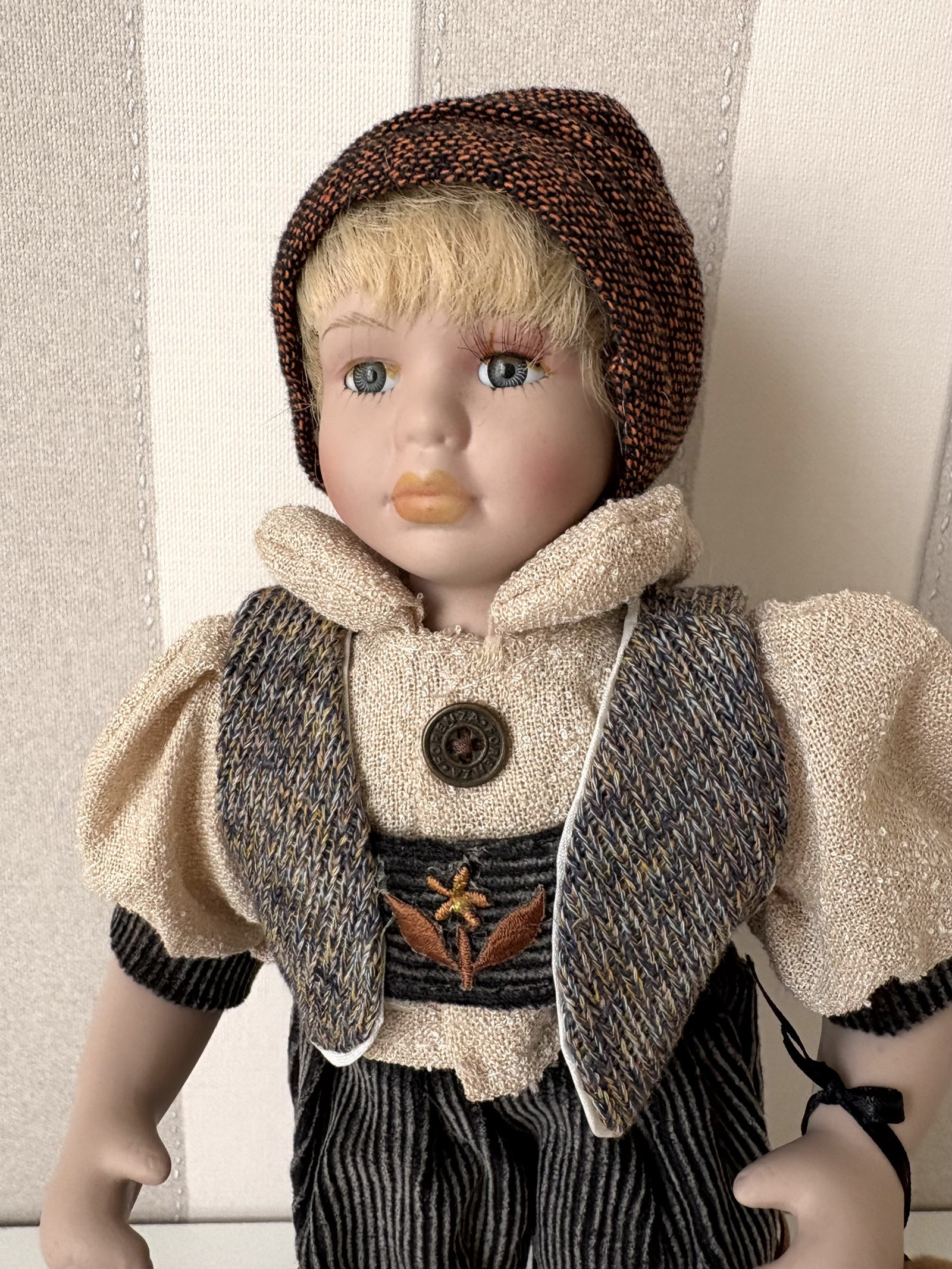 Porcelánová postavička chlapeček jménem Tomáš