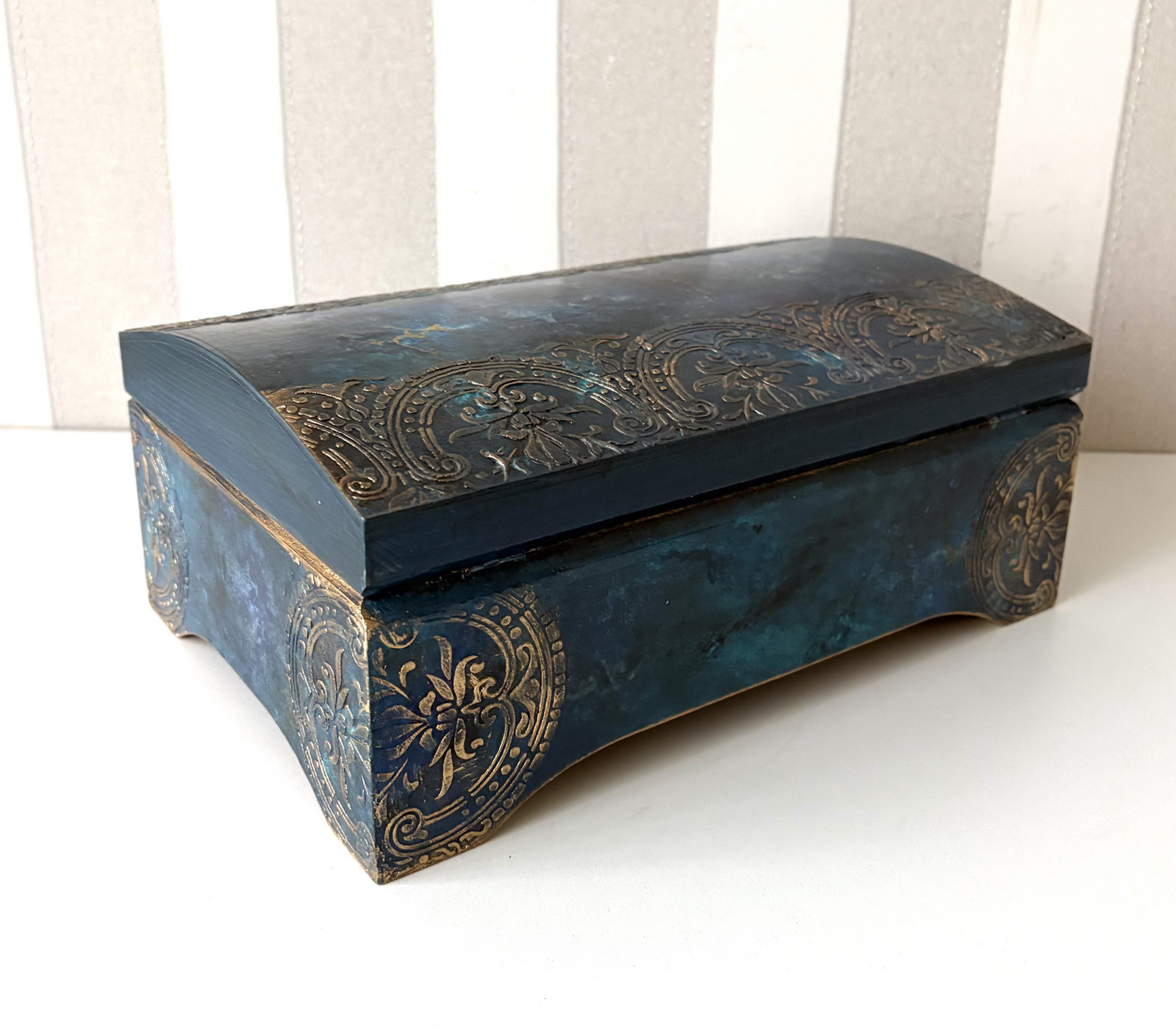 Truhla dřevěná na klíč tmavě modrá