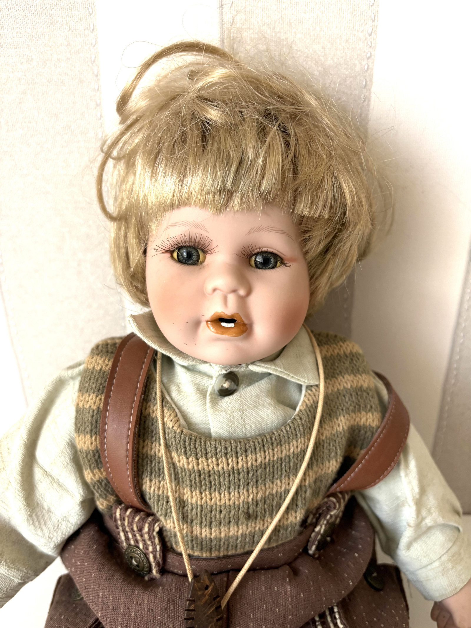 Porcelánová postavička chlapeček Aleš