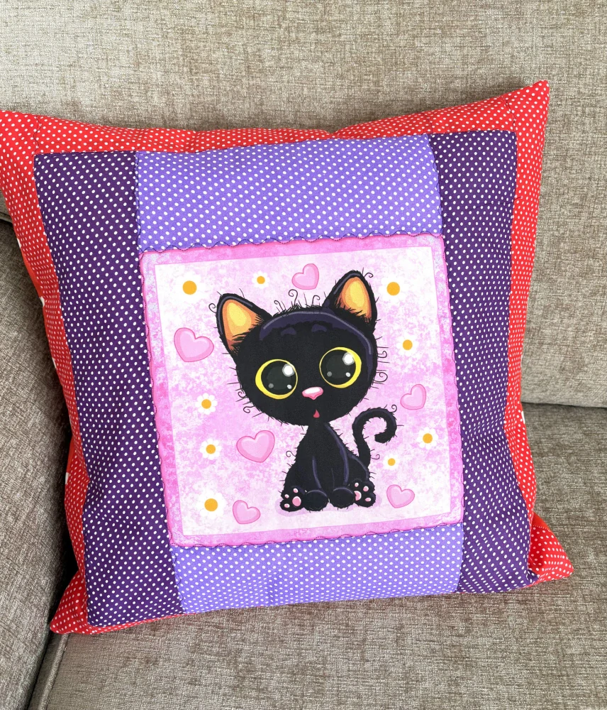 Ručně šitý dětský patchwork polštář -Kočičí kouzlo
