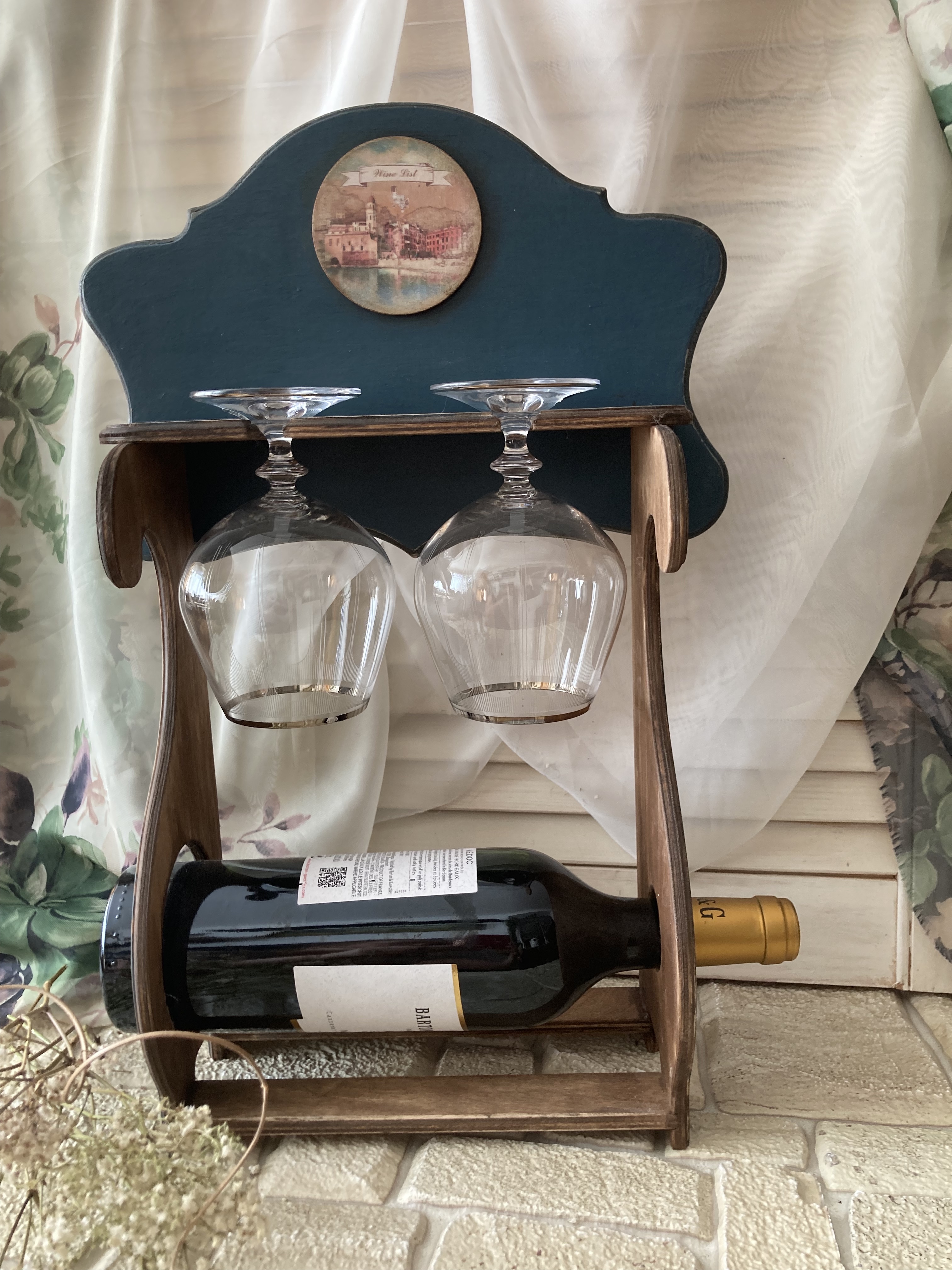 Stojan na láhev vína a dvě sklenice