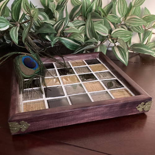 Podnos 20 x 20 x 2,5 cm.