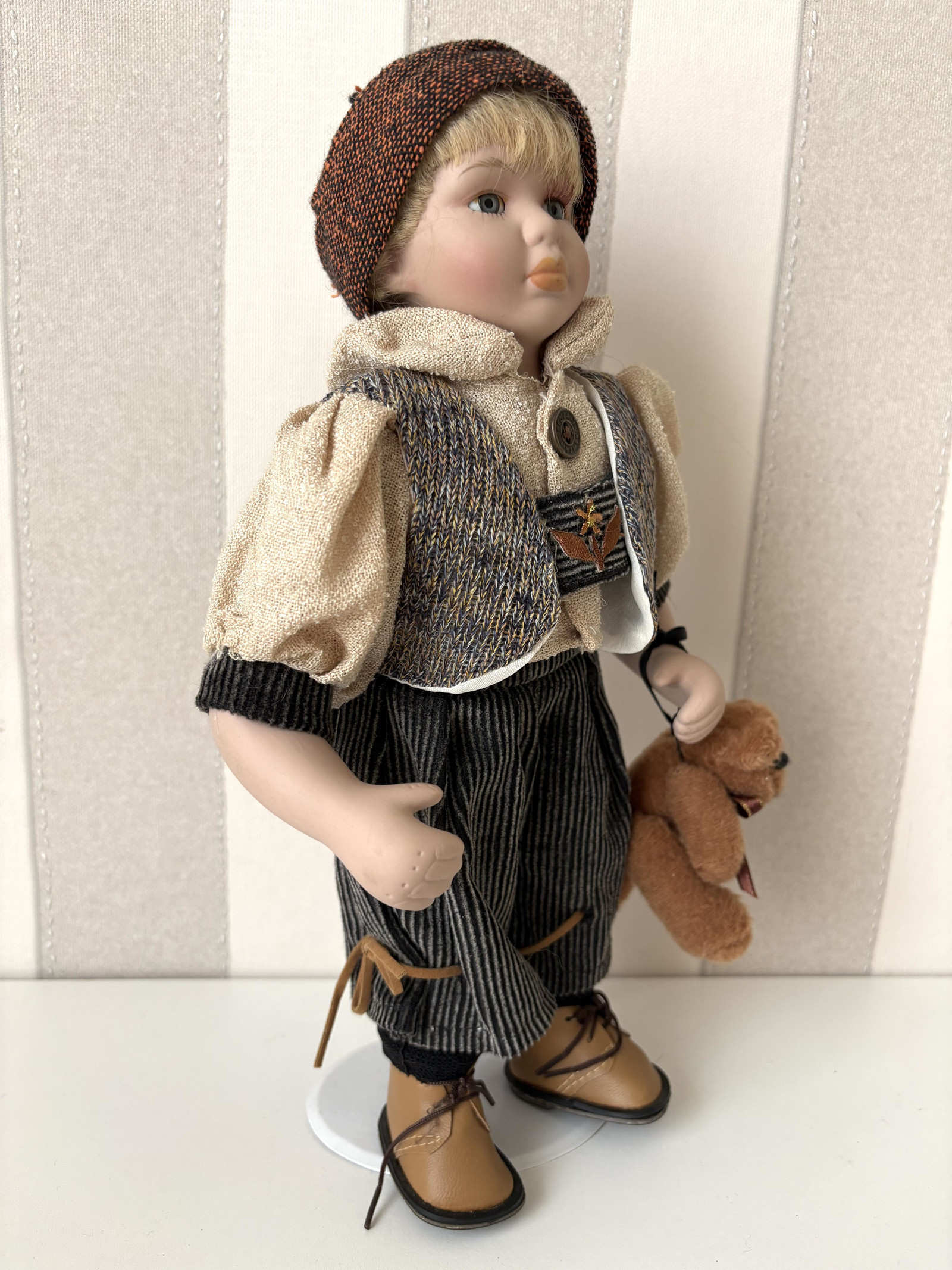 Porcelánová postavička chlapeček jménem Tomáš