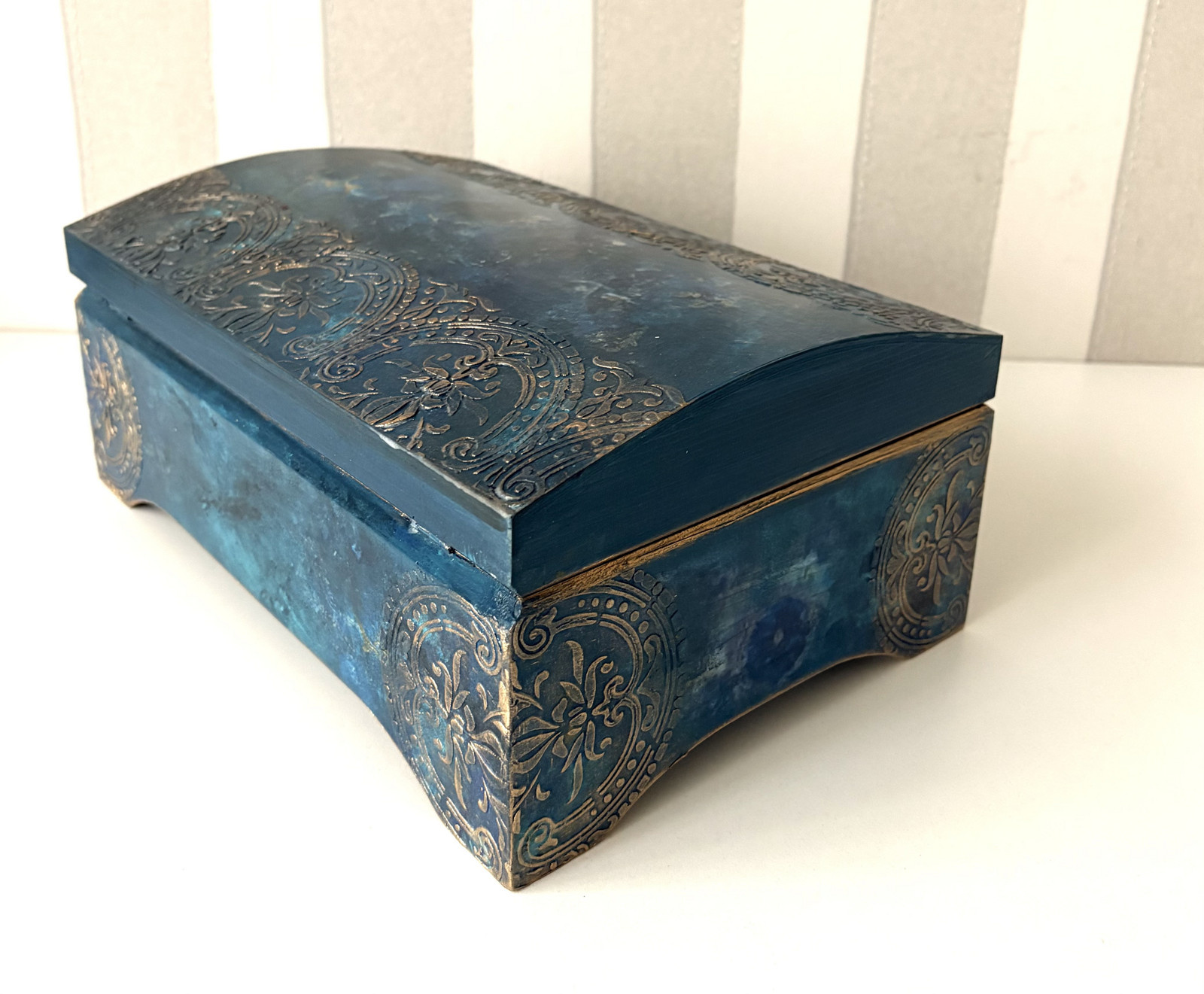 Truhla dřevěná na klíč tmavě modrá