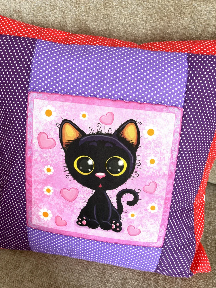 Ručně šitý dětský patchwork polštář -Kočičí kouzlo