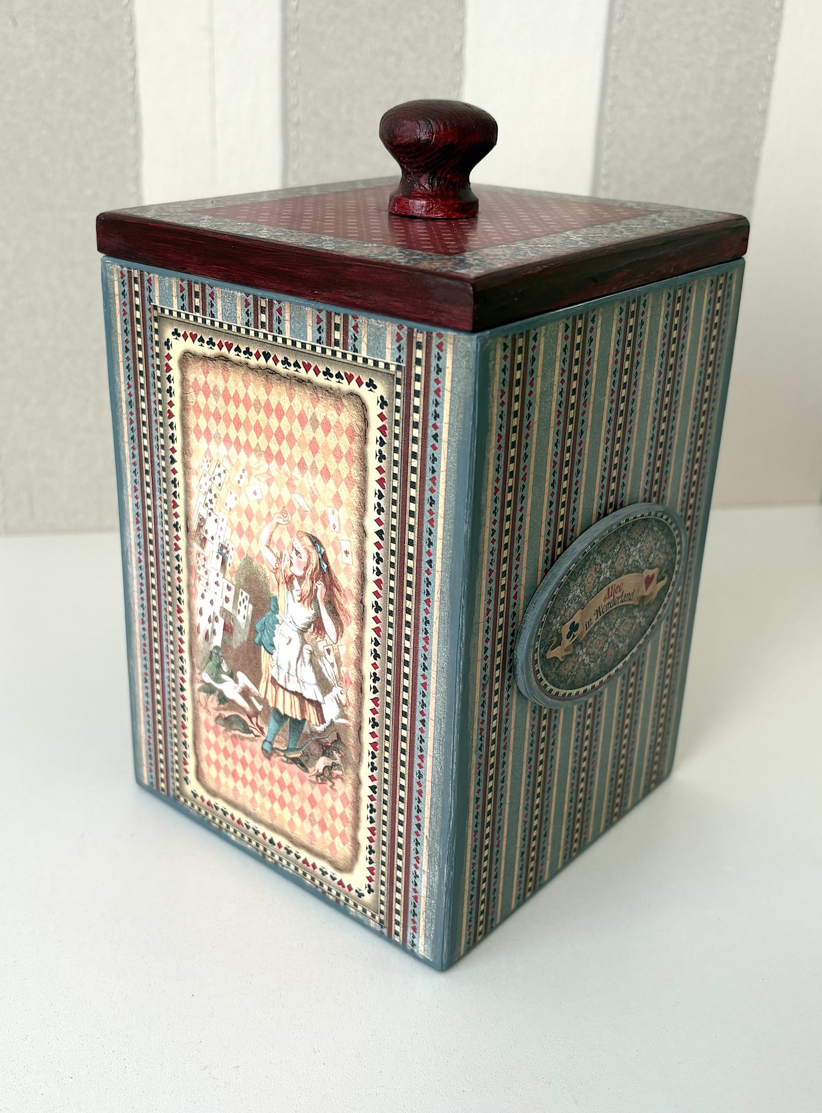 Dřevěná dóza Alenka v říši divů