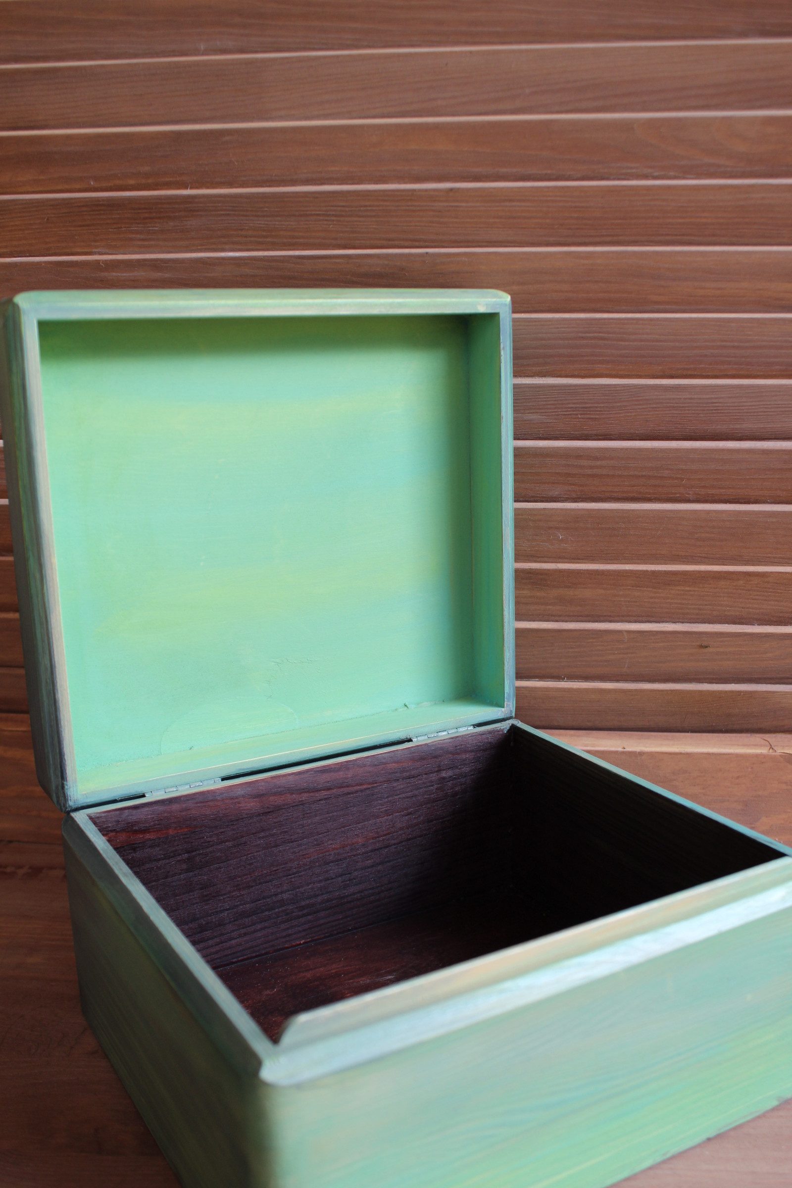 Krabička dívka s balónkem