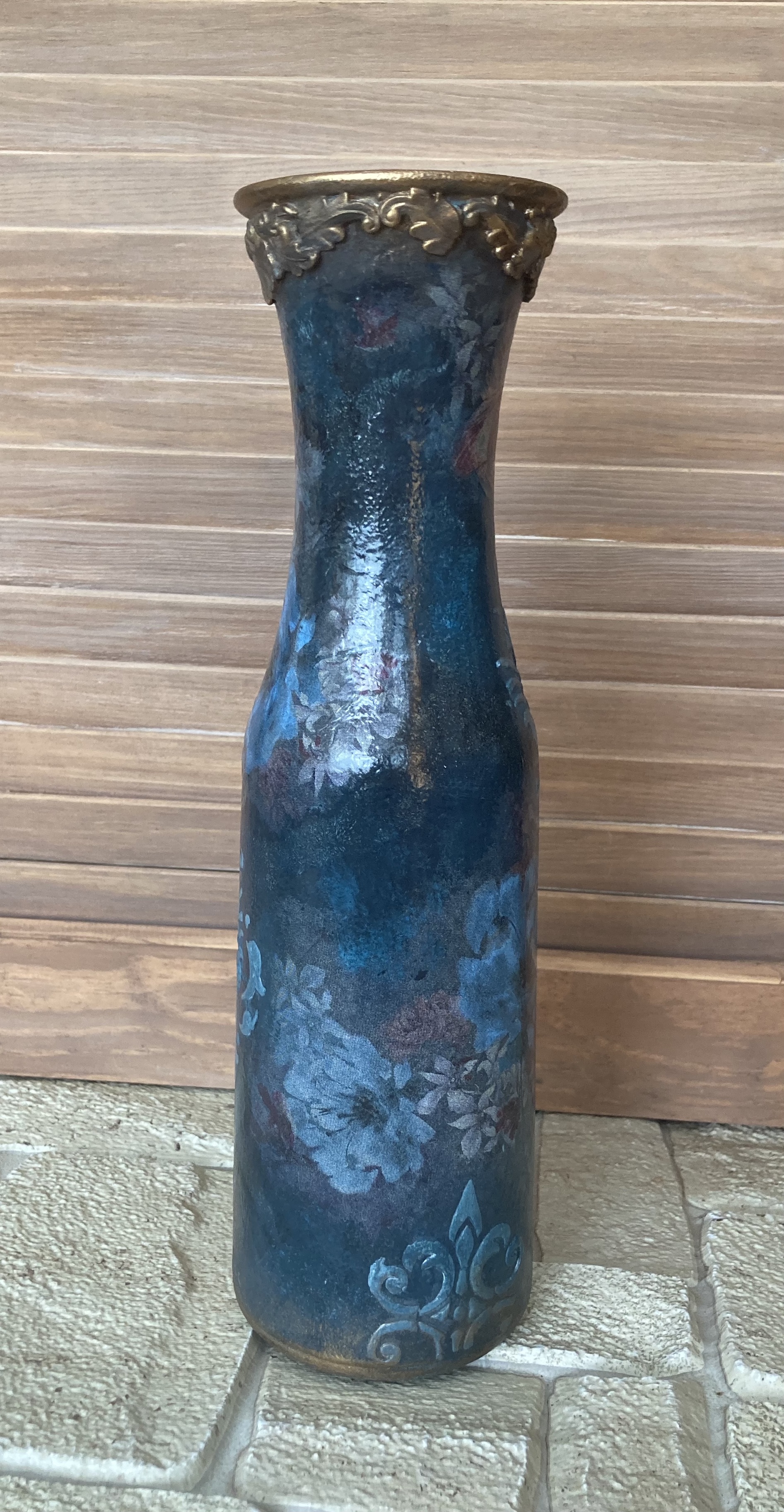 Váza skleněná zlatá s růží