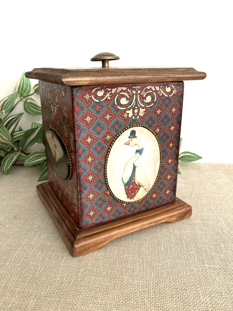 Nostalgická dóza s reliéfem „Ptačí elegance“