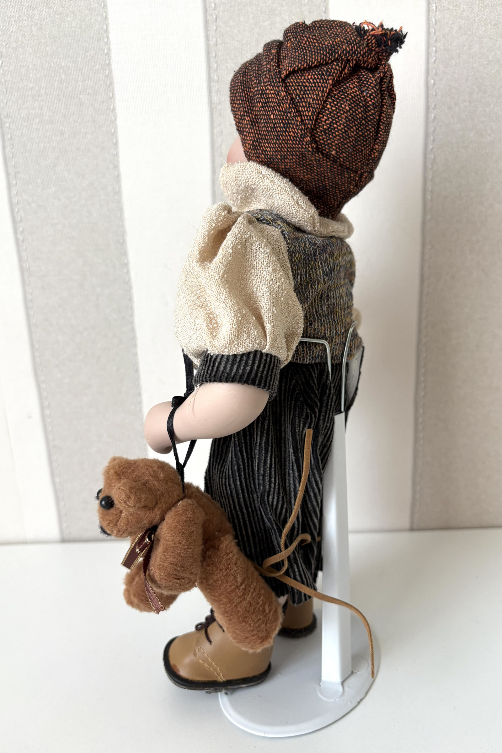 Porcelánová postavička chlapeček jménem Tomáš