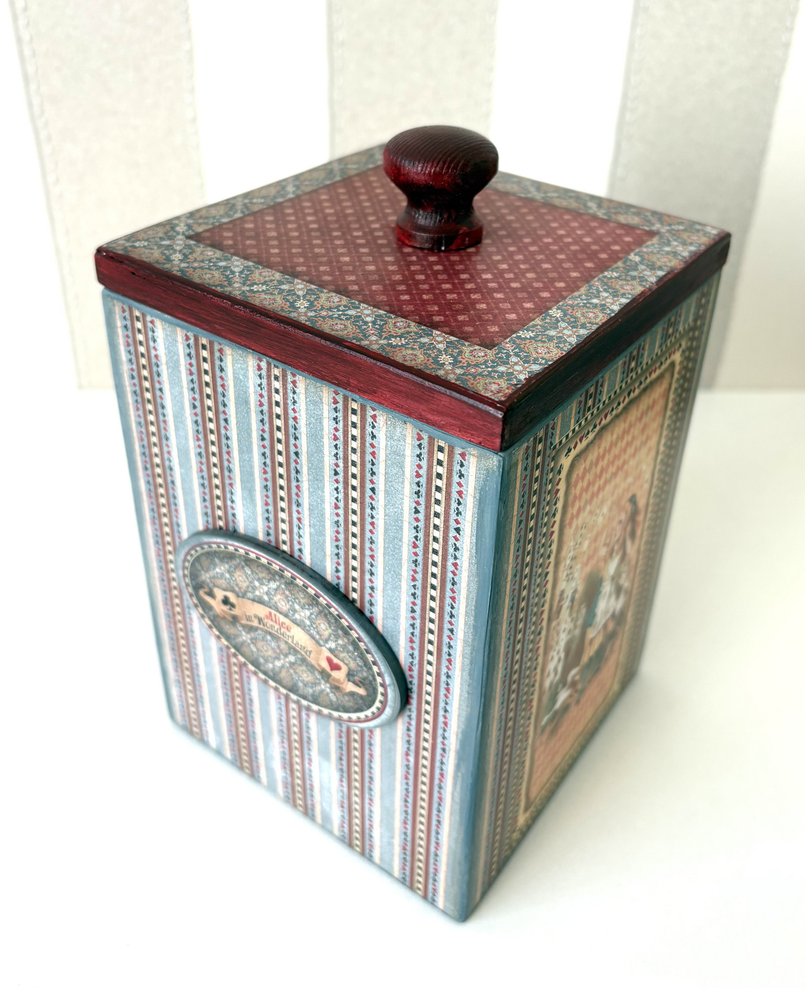 Dřevěná dóza Alenka v říši divů