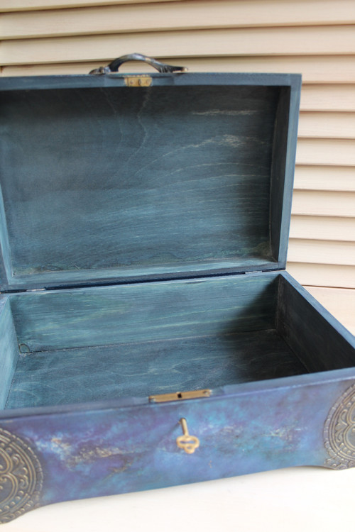 Truhla dřevěná na klíč tmavě modrá