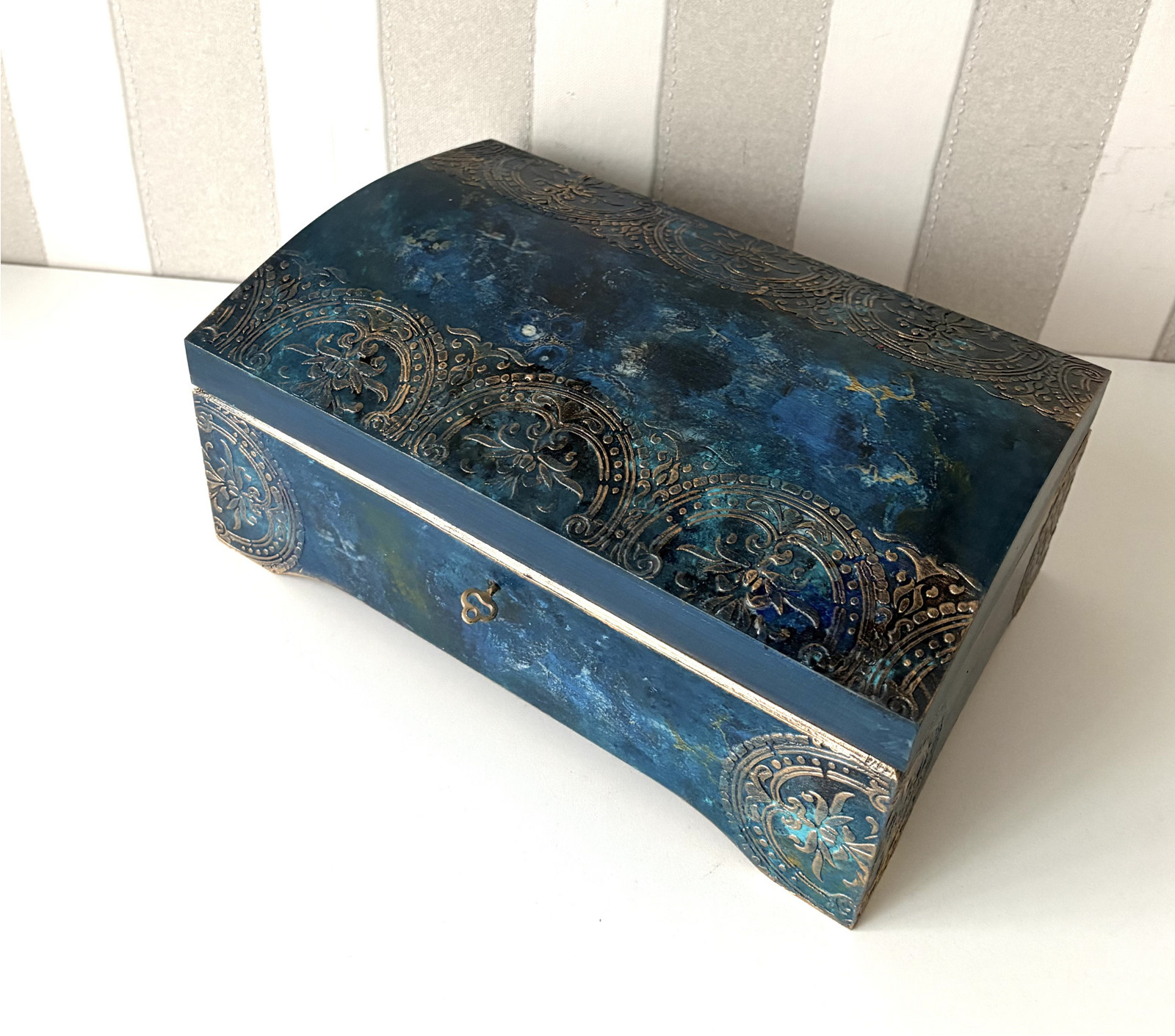 Truhla dřevěná na klíč tmavě modrá