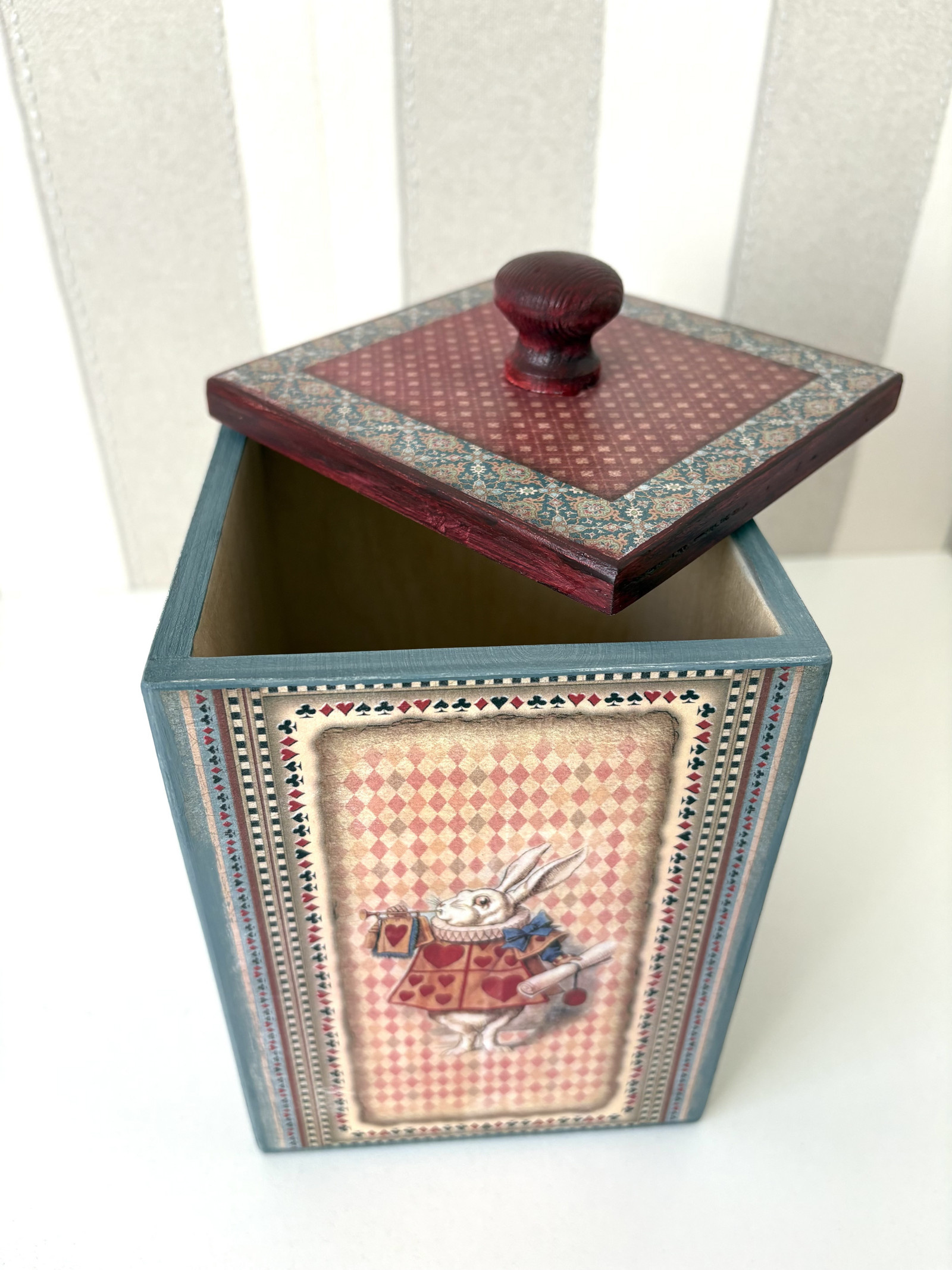 Dřevěná dóza Alenka v říši divů