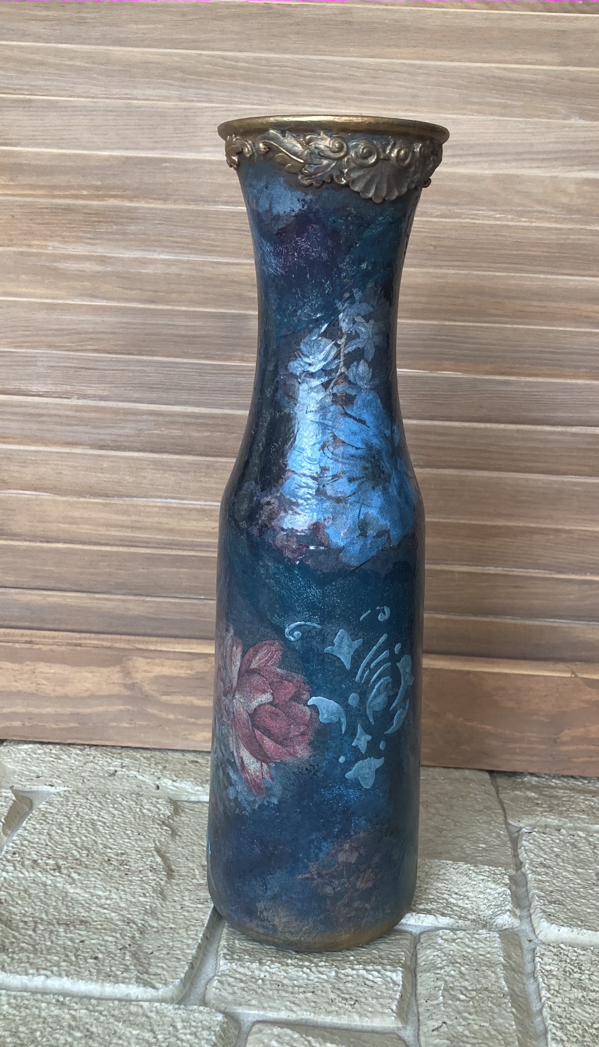 Váza skleněná zlatá s růží