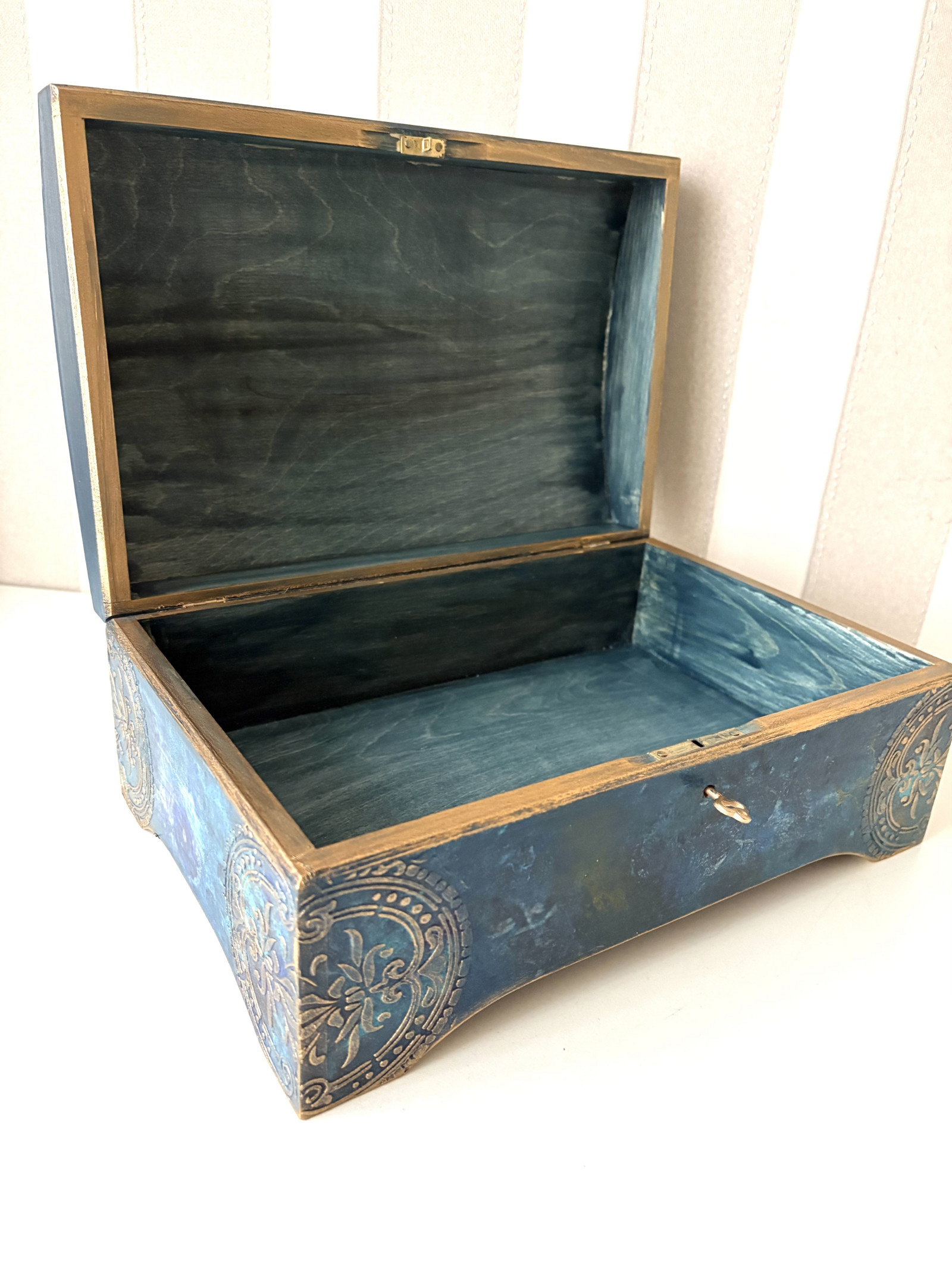 Truhla dřevěná na klíč tmavě modrá